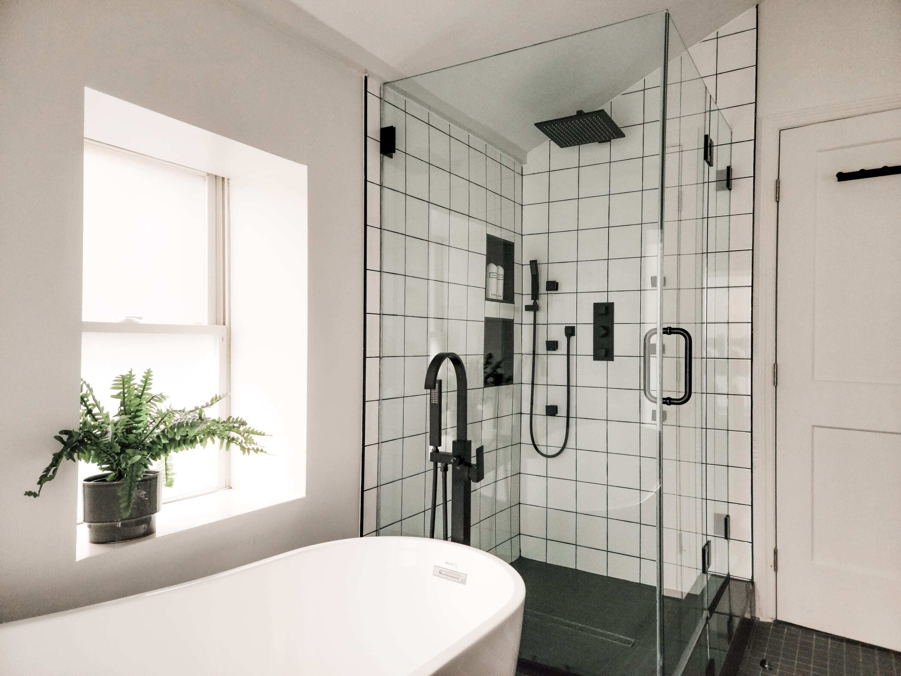 Baignoire, séchoir à cheveux, serviettes fournies