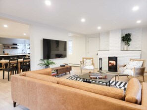 Una televisión, una chimenea, una oficina