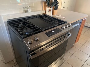 Fridge, microwave, oven, stovetop - Spacious & Sunny Pet-Friendly Home in an Historic New England Lakeside Town (Wakefield)