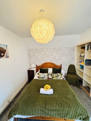 3 chambres, fer et planche à repasser, lit de bébé portatif