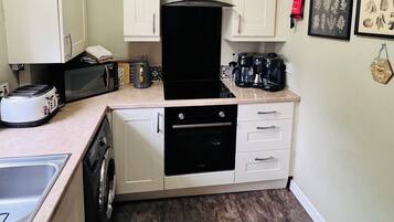 Réfrigérateur, micro-ondes, four, cafetiÚre/bouilloire