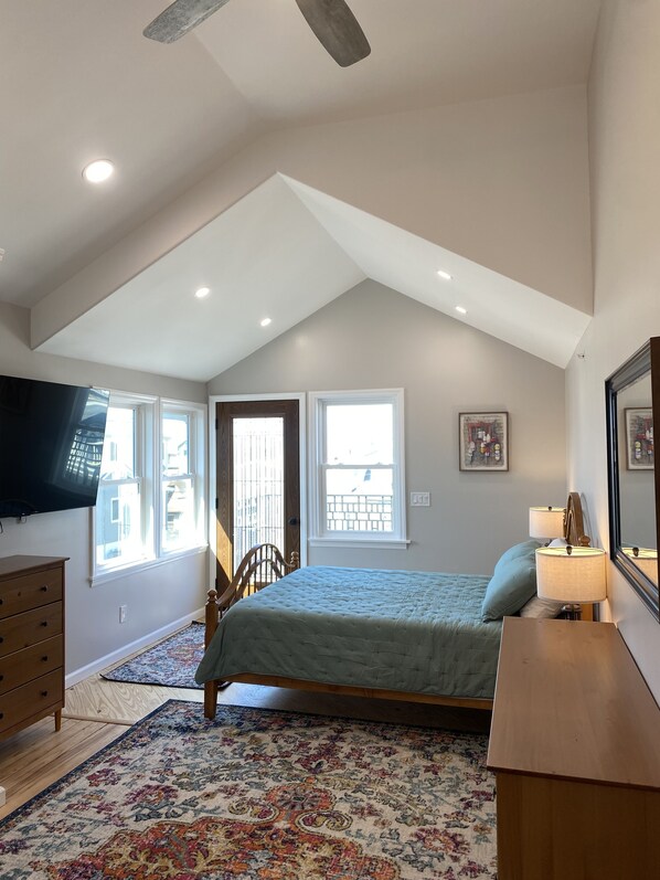 5 bedrooms, desk, WiFi, bed sheets