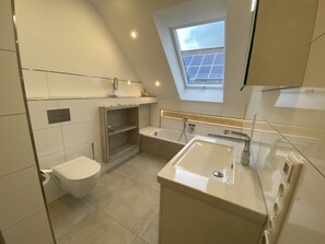 Badekar, hårtørrer, håndklæder, Sæbe