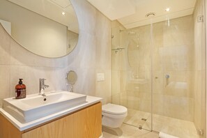 Chuveiro, secador de cabelo, toalhas de banho, sabonete