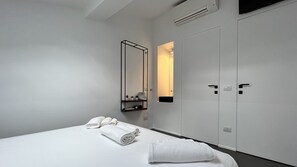 1 bedroom, iron/ironing board, travel crib, free WiFi - Beautiful Sky SUITE, on 2 levels within walking distance of the Franciscan tavern (Modena)