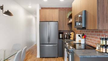 Refrigerador, microondas, horno y parrilla de estufa