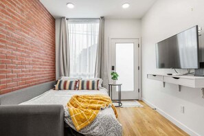 2 bedrooms, desk, blackout curtains, iron/ironing board - Perch - Marion Manor 16: Modern Townhome 10 mins from Seattle U & Swedish (Seattle)