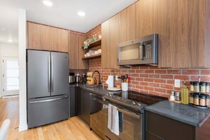 Fridge, microwave, oven, stovetop - Perch - Marion Manor 16: Modern Townhome 10 mins from Seattle U & Swedish (Seattle)