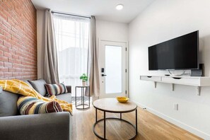 Smart TV, Netflix, streaming services - Perch - Marion Manor 16: Modern Townhome 10 mins from Seattle U & Swedish (Seattle)
