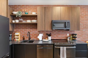 Refrigerador, microondas, horno y parrilla de estufa