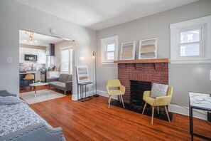 Smart TV, chimenea y oficina 