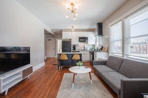 Smart TV, chimenea y oficina 