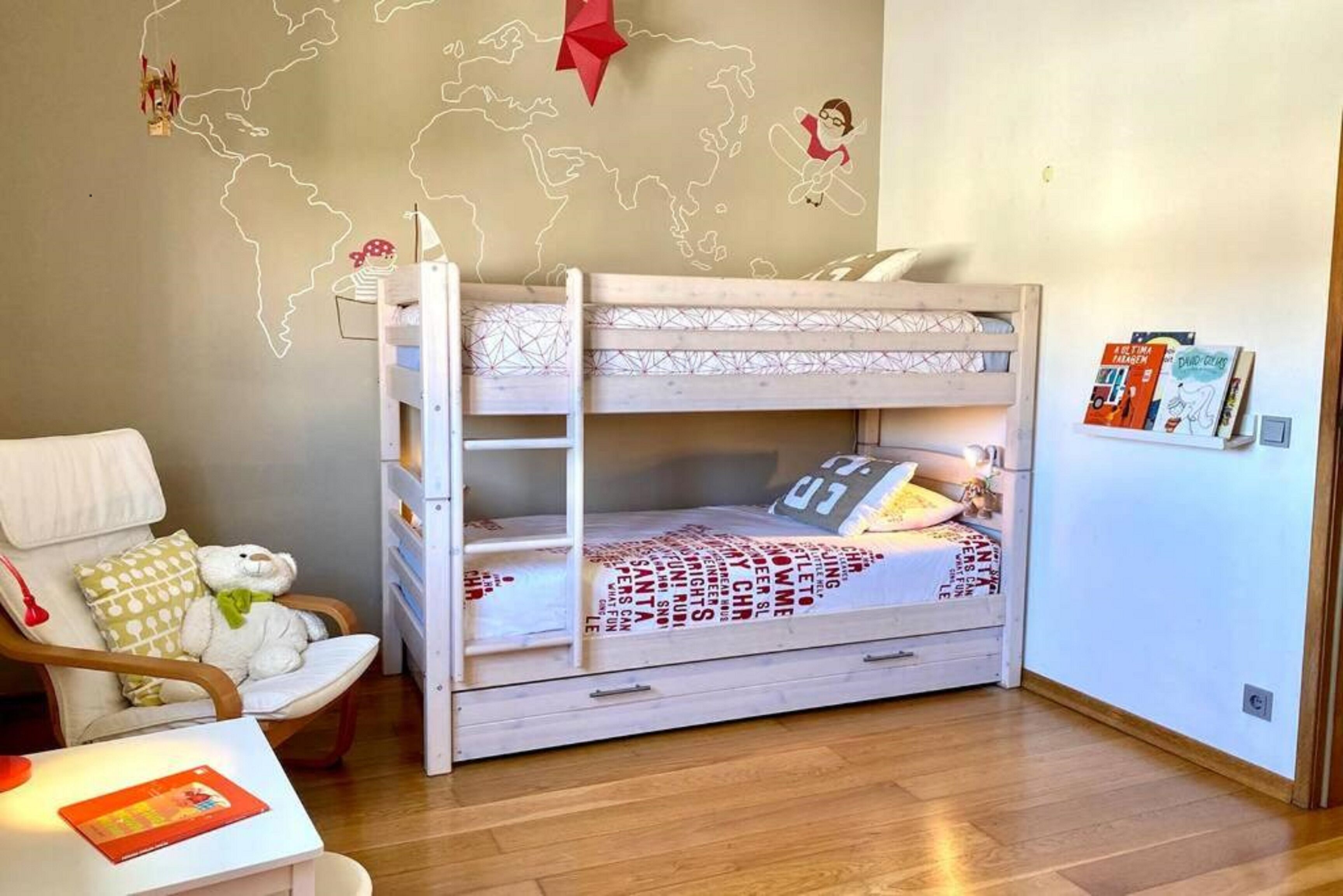 3 soverom, strykejern/-brett, internettilgang og sengetøy