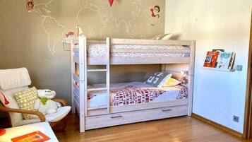 3 soverom, strykejern/-brett, internettilgang og sengetøy