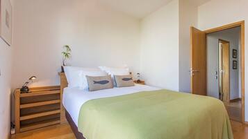 3 soverom, strykejern/-brett, internettilgang og sengetøy