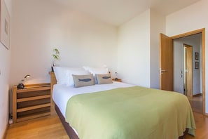 3 bedrooms, iron/ironing board, Internet, bed sheets