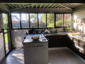 Réfrigérateur, micro-ondes, four, plaque de cuisson