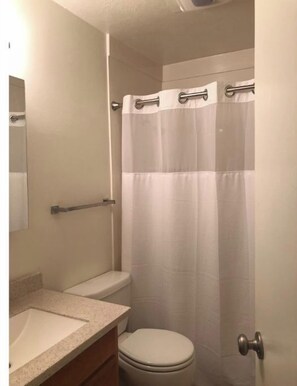 Ensemble douche/baignoire, sèche-cheveux, serviettes fournies, savon