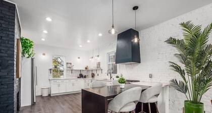 Downtown Columbus Historic Luxury Home - Sleeps 14, Near OSU & Convention Center