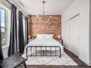 4 slaapkamers, een strijkplank/strijkijzer, reisbedje, wifi