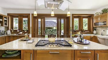 Club Villa | Private kitchen | Full-size fridge, microwave, oven, stovetop