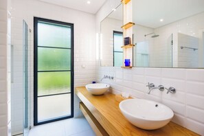 Ensemble douche/baignoire, sèche-cheveux, serviettes fournies, savon