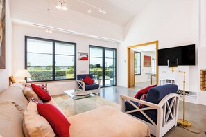 Smart-TV, Kamin, Bücher, Musikbibliothek