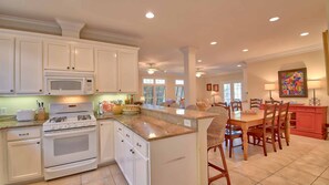 House, 4 Bedrooms | Private kitchen
