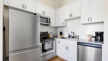 KĂŒhlschrank, Mikrowelle, Ofen, Herdplatte