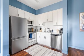 Fridge, microwave, oven, stovetop - The Manhattan | Sip Back and Relax (Charleston)