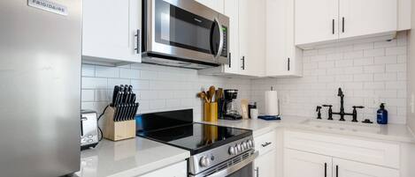 Kühlschrank, Mikrowelle, Ofen, Herdplatte