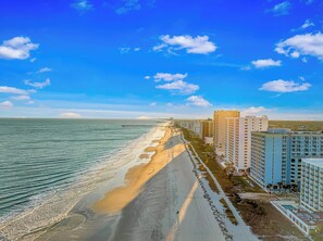 Vlak bij het strand, ligstoelen aan het strand, strandlakens