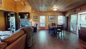 Smart TV, lareira, livros, biblioteca musical