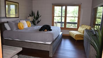3 bedrooms, desk, iron/ironing board, free WiFi