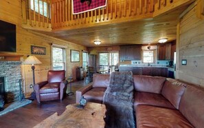 Smart-TV, peis, bøker og musikkbibliotek