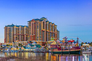 Marina - The Dolphin Suite - 2 Water-View Balconies, WiFi, W/D, AC, Pools, Hot Tubs & Gym (Destin)