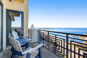 Property grounds - Penthouse condo Emerald Grande with pools, hot tubs, gym - water-view balconies (Destin)