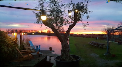 Atmospheric bungalow with fireplace near the sea, beach, dunes and forest