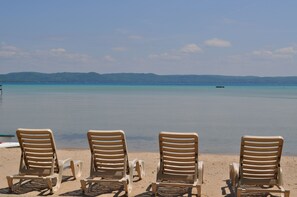 Sulla spiaggia, lettini da mare