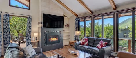 Smart-tv, een open haard, videospelletjes en boeken