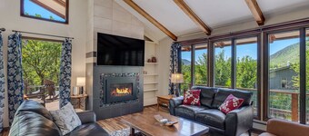 Hot Tub & Fire-Pit on the River with Mountain Views, Minutes to Downtown
