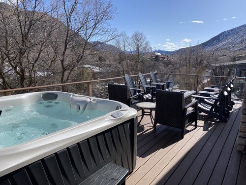 Hot Tub & Fire-Pit on the River with Mountain Views, Minutes to Downtown
