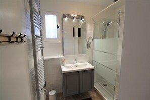 Douche, sèche-cheveux, serviettes fournies, papier toilette