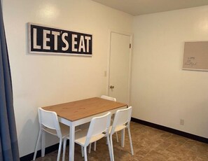 Dining - 2nd floor apartment in 4plex, excellent internet, clean, spacious, private (Idaho Falls)