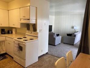 Fridge, microwave, oven, stovetop - 2nd floor apartment in 4plex, excellent internet, clean, spacious, private (Idaho Falls)