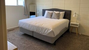 Room - 2nd floor apartment in 4plex, excellent internet, clean, spacious, private (Idaho Falls)
