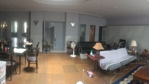 Une chambre d’hôtel avec un lit, une télévision, un bureau et une chaise.
