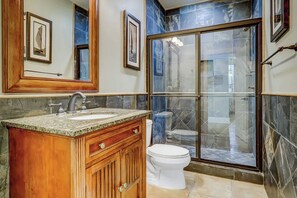 Tina, tina de hidromasaje, secadora de cabello, toallas
