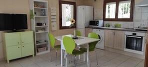 Fridge, microwave, oven, stovetop - LE TITUS: Quiet & popular place; Swimming pool, scrubland, Provence... (Nîmes)