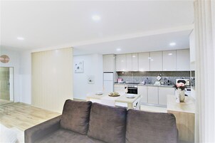 Refrigerador, horno, cafetera/tetera, utensilios de cocina